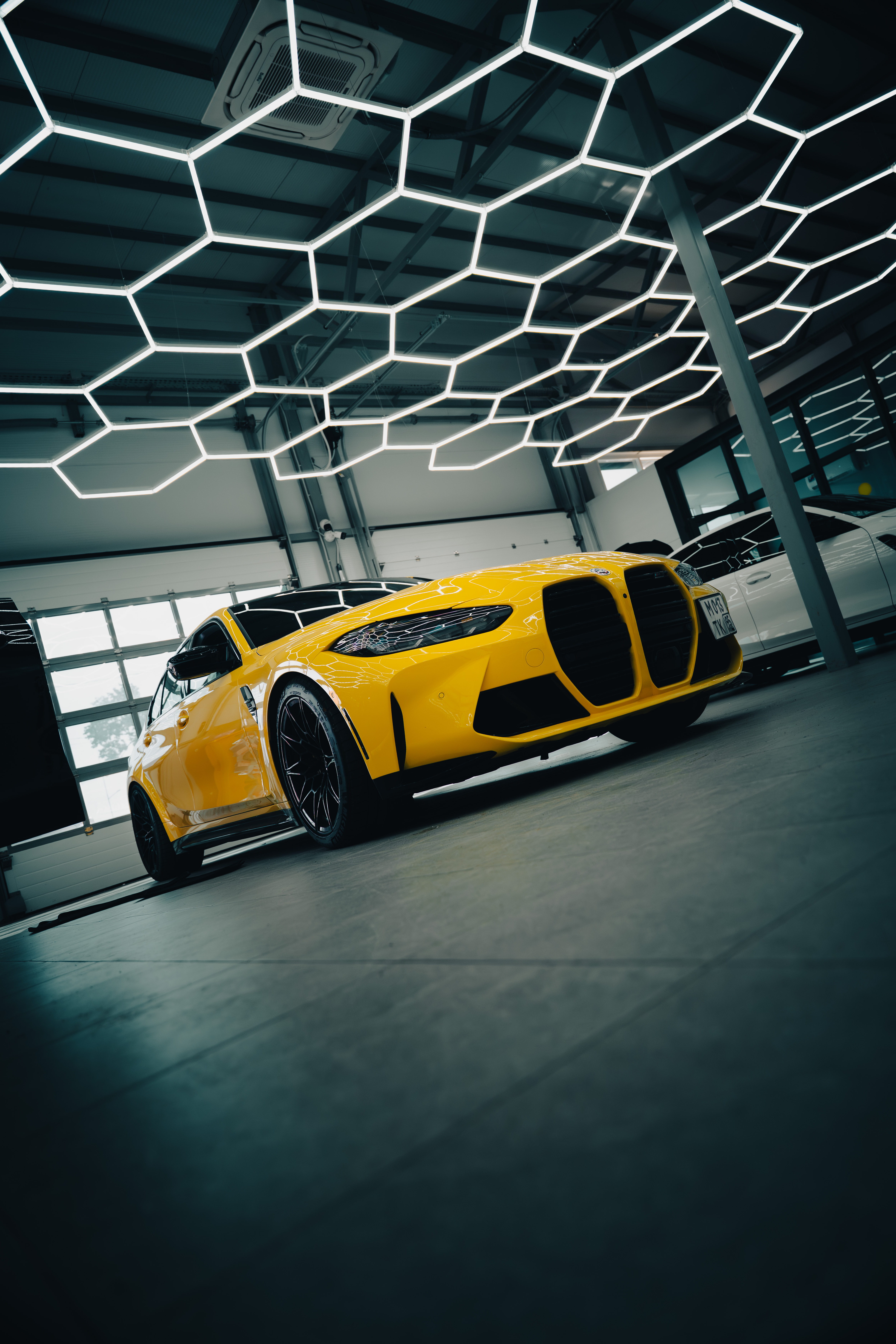 Работает Над Желтой BMW